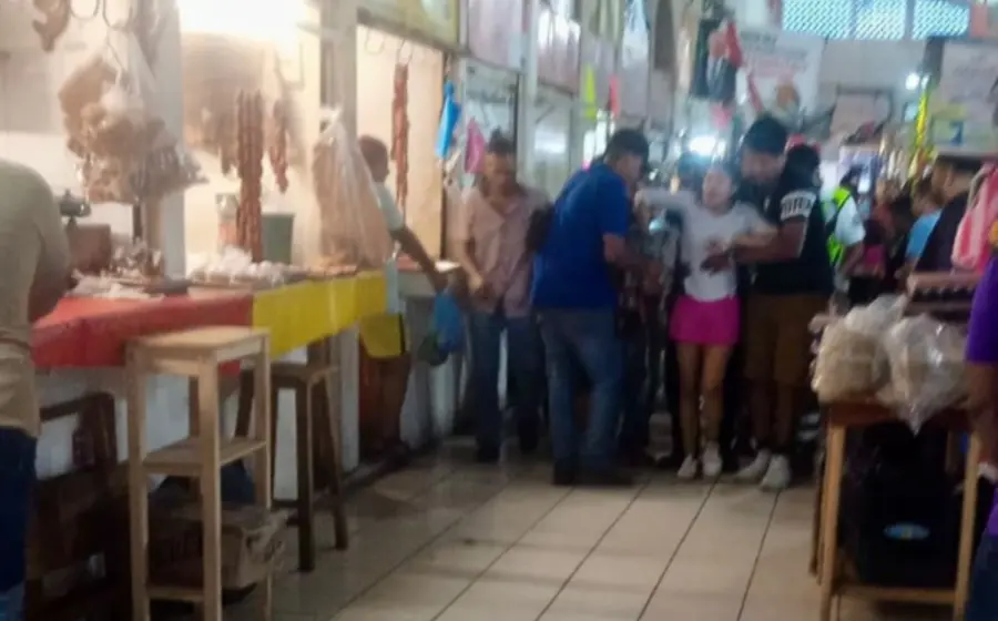 La joven Marisol sufrió heridas graves en la mano cuando laboraba en la carnicería "El Torito".
