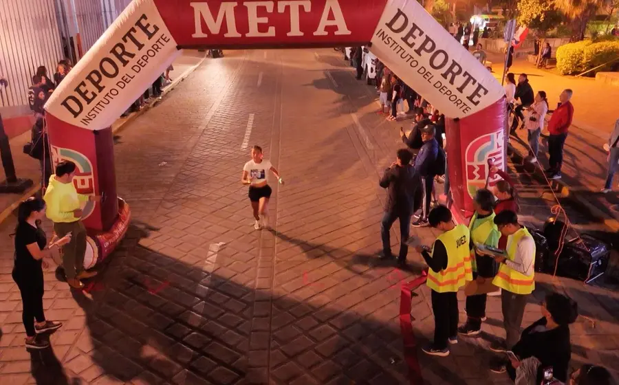 celebran_carrera_nocturna_neon_oaxaca