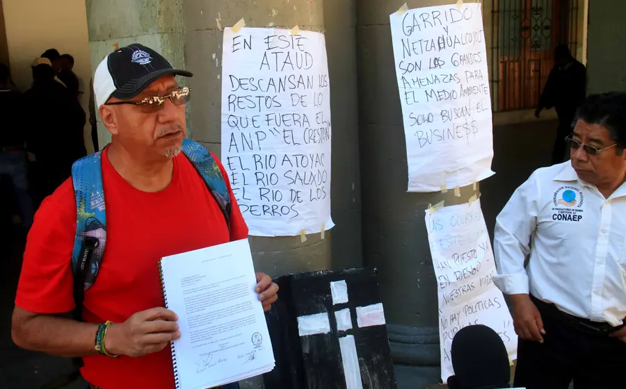 Ambientalistas protestaron en Palacio de Gobierno de la capital ante la contaminación de los ríos en Oaxaca.