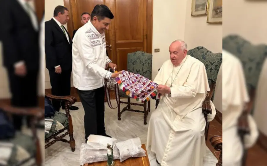 El Gobernador Salomón Jara Cruz se reunió con el jefe del Estado Vaticano, Su Santidad el Papa Francisco a quien invitó a visitar el estado de Oaxaca.