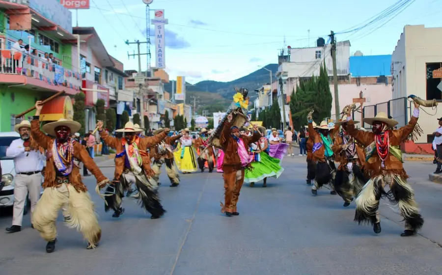 El grupo cultural San Judas Tadeo interpretó la danza de Los Rubios en la Guelaguetza Ñuu Savi.
