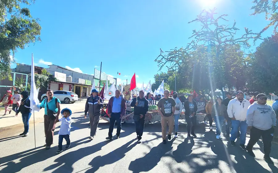 La movilización inició en la Carretera Internacional Cristóbal Colón 190, en Santa Lucía del Camino y terminó en el zócalo de la capital.