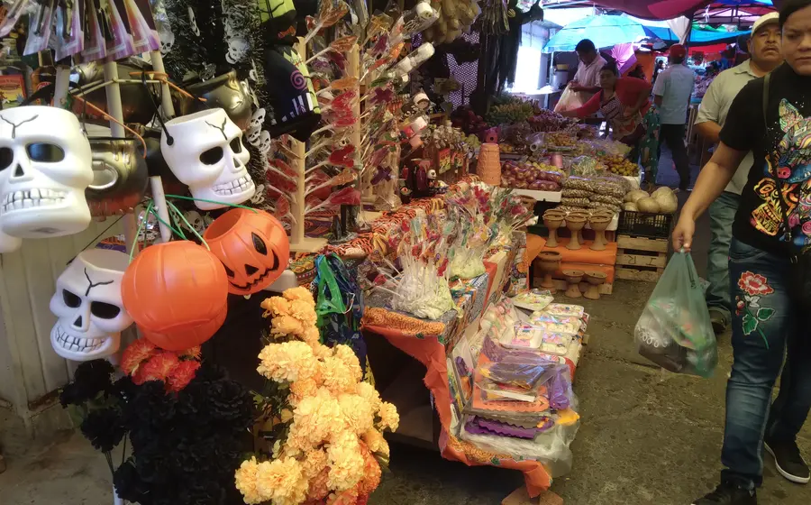 En los mercados públicos, usted puede adquirir lo necesario para su altar.