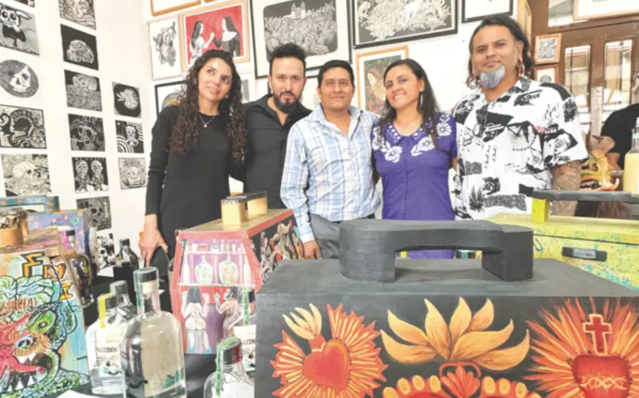 “Cantinas móviles”, bolero mezcalero, es la exposición que acoge en estos días la galería de La productora Gráfica del Bosque.