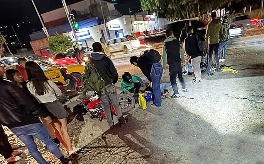 Trágica muerte encontró un motociclista al ser embestido por una pipa en el crucero principal de la agencia Santa Rosa, mientras que la mujer que lo acompañaba resultó grave.  El accidente ocurrió el martes aproximadamente a las 21:00 horas cuando Brian R.T. tripulaba una motocicleta de modelo reciente y circulaba en la avenida Oaxaca, de dicha agencia.  Sin embargo, en el crucero, frente al Mercado Zonal Santa Rosa, al parecer el conductor de un camión tipo pipa no respetó el semáforo y embistió la motocic