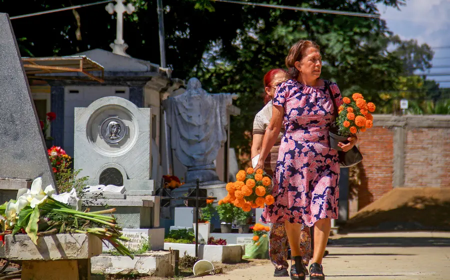 familias_visitan_panteones_limpian_tumbas