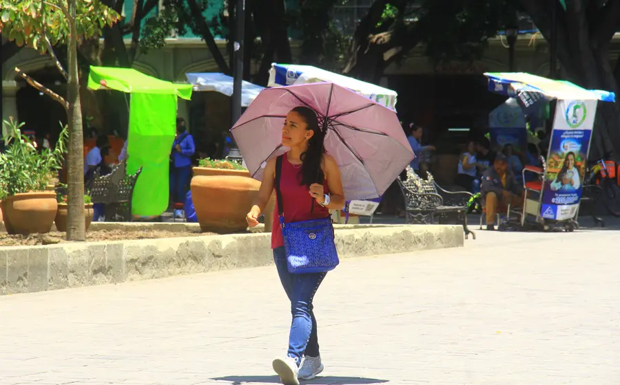 persona-caminando-sombrilla