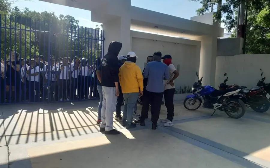 De acuerdo con algunos estudiantes, con estas acciones los porros pretenden obligarlos a participar en las movilizaciones de este miércoles.