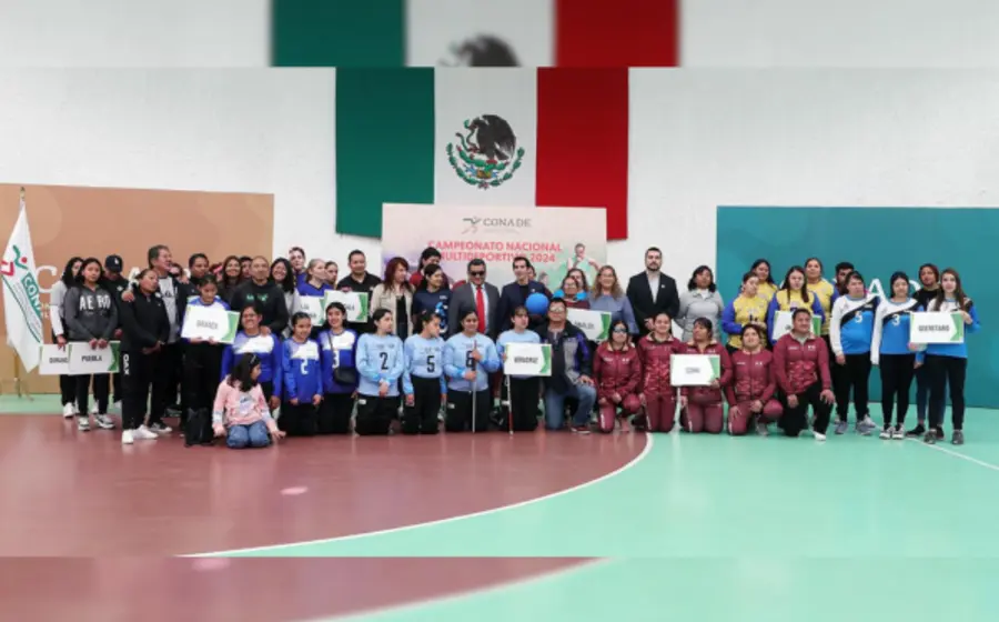 El nuevo titular de Conade, Rommel Pacheco, saludando a jugadores de la selección de Oaxaca.