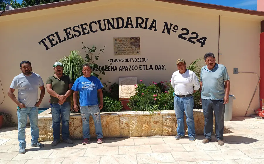 Los integrantes de la Organización de artesanos, escultores y canteros de Magdalena Apasco se van turnando para asistir a formar a nuevos canteros.