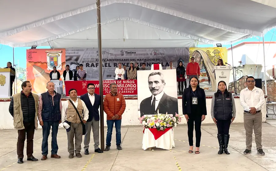 Medios de comunicación, rinden guardia de honor al 164 aniversario del natalicio del periodista tlaxiaqueño Rafael Reyes Spindola.