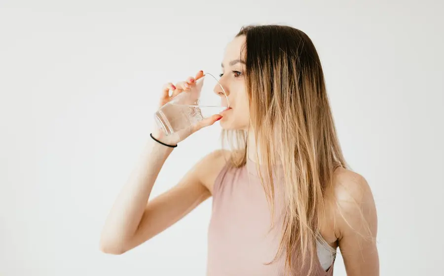 persona-tomando-agua