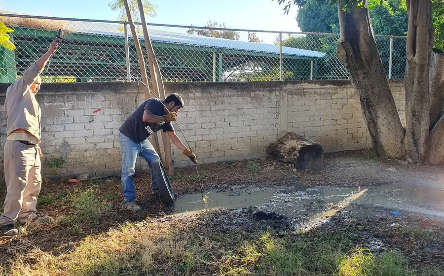 denuncian_drenaje_colapsado_col_maestro