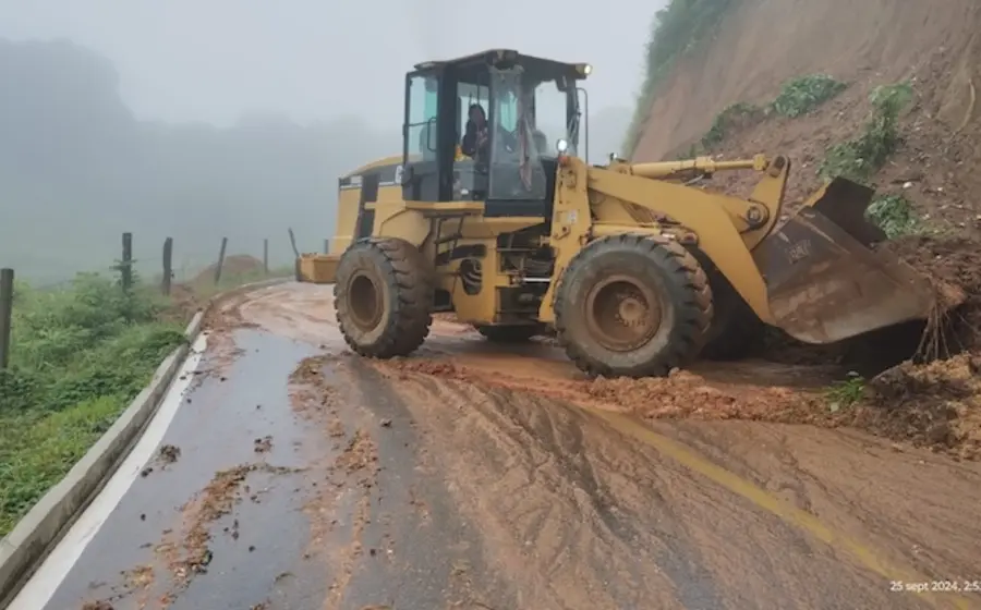 gobienro_oaxaca_trabaja_habilita_caminos_john