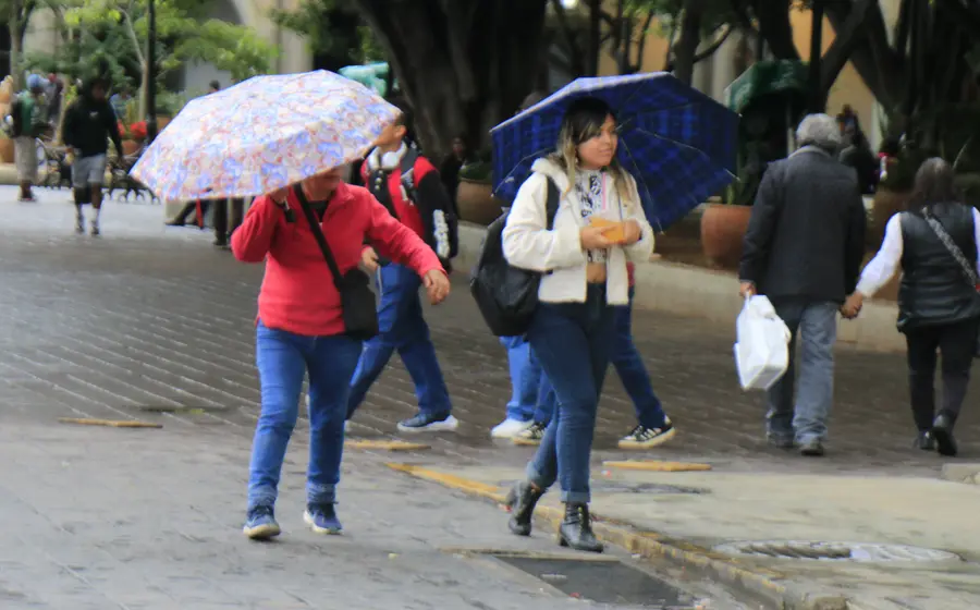 MARIO-LLUVIAS-AGUA-POR HURACAN EN LA COSTA