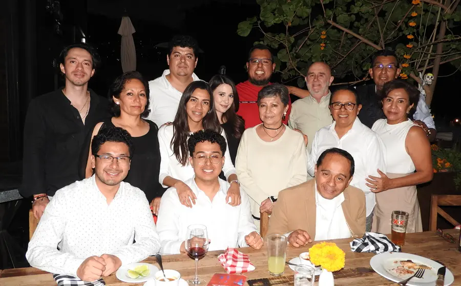 Emilio Martínez (sentado al centro) celebró su titulación como ingeniero ambiental, en compañía de familiares y amigos.