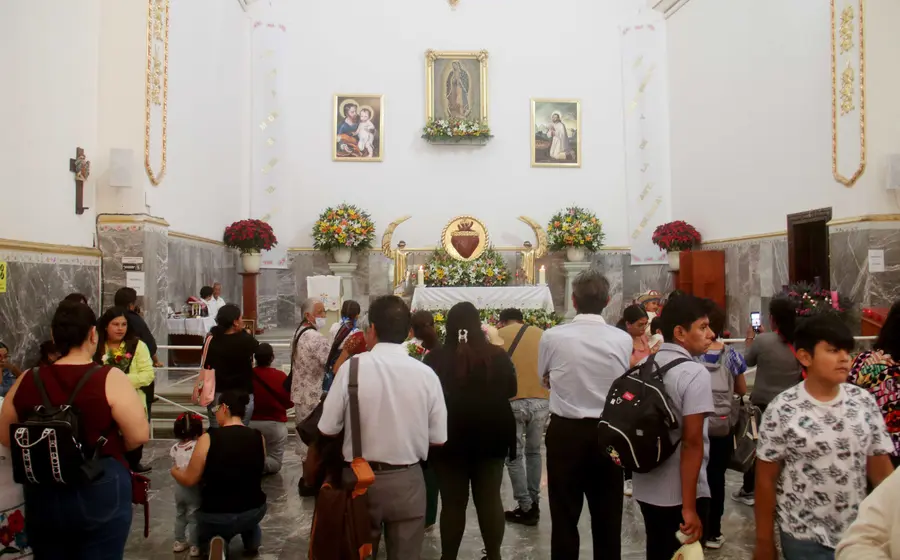 Fieles oaxaqueños visitan la iglesia para celebrar con devoción el día de la Virgen de Guadalupe en la ciudad de Oaxaca.