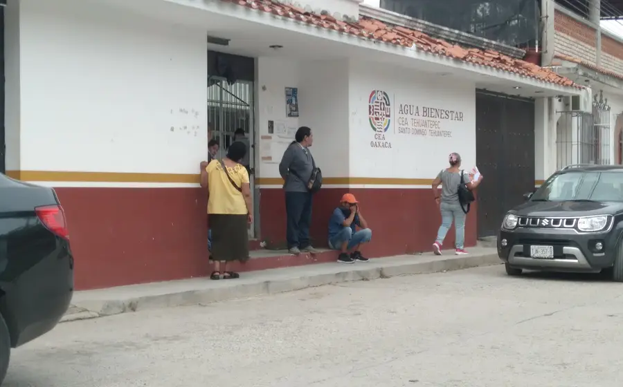 Vecinos inconformes de Tehuantepec denuncian la falta de agua en sus barrios, una problemática constante que afecta a la comunidad local.