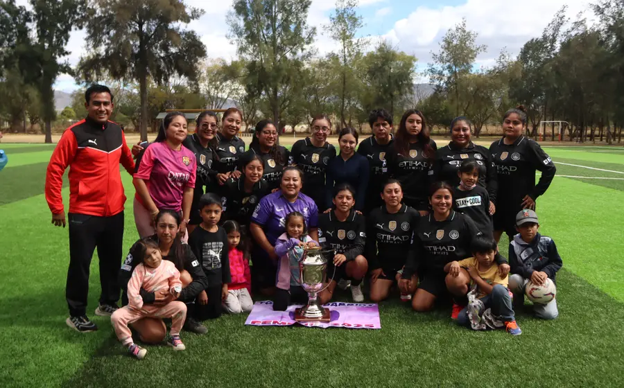 El equipo del Barrio La Soledad luciendo el trofeo de campeón