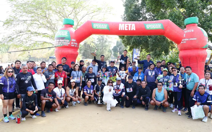 La foto del recuerdo de la Carrera Atlética de Convivencia de la AEI