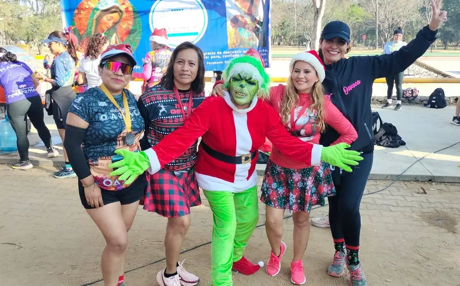 Participantes corren con entusiasmo durante la Carrera Ángeles Navideños, un evento deportivo que se celebró en el parque El Tequio.