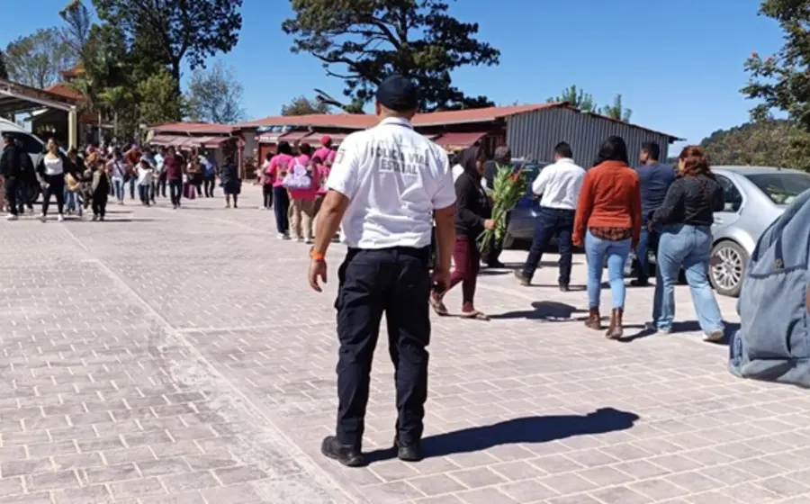 La carretera federal 131, concurrida por una gran afluencia de peregrinos que se dirigen a Juquila, evidenciando la necesidad de reforzar la seguridad vial.