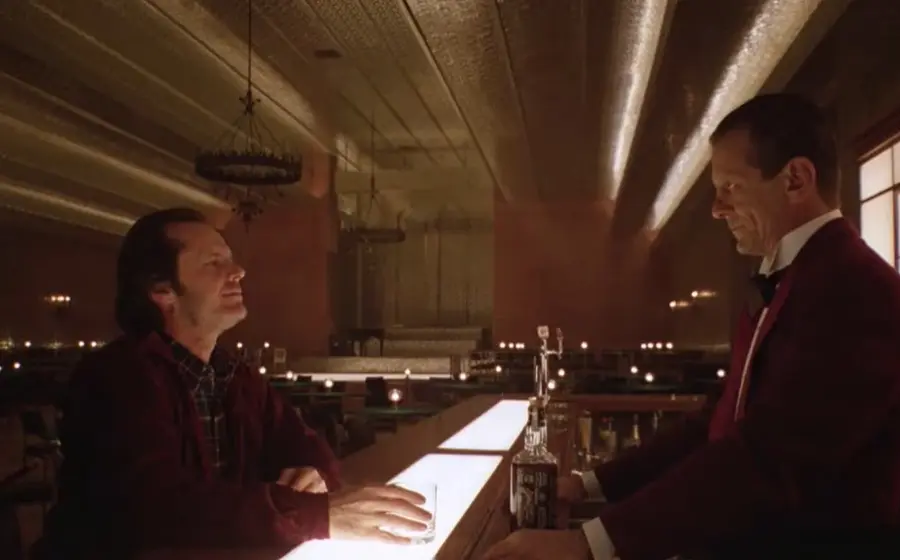 La película sigue al escritor Jack Torrance, quien acepta un trabajo como cuidador de invierno en un hotel aislado junto a su familia. Lo que comienza como una oportunidad de renovación se transforma en un descenso hacia la locura.