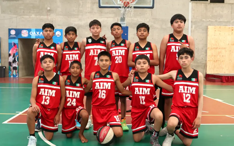 Jugadores de la Academia AIM durante un partido de basquetbol en la Olimpiada, donde compiten por un boleto a la fase Regional.