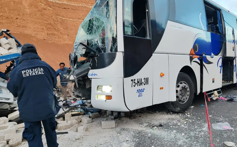 Tres personas fallecieron en el fatal accidente entre un autobús y un camión torton ocurrido en la supercarretera de Asunción Nochixtlán.