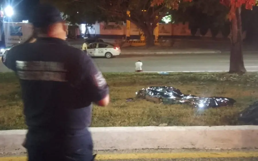 Escena del accidente fatal en el bulevar Chahué, Santa Cruz Huatulco, donde Herminio de 26 años perdió la vida tras derrapar.