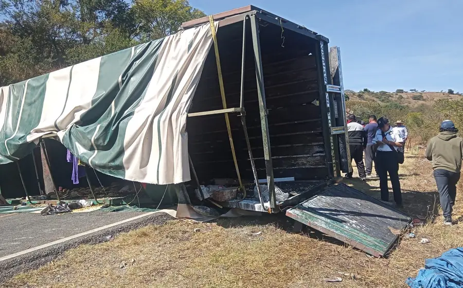 Escena del percance vial que sufrieron peregrinos de Puebla en la carretera, específicamente en el tramo entre San Pablo Huitzo y Etla.
