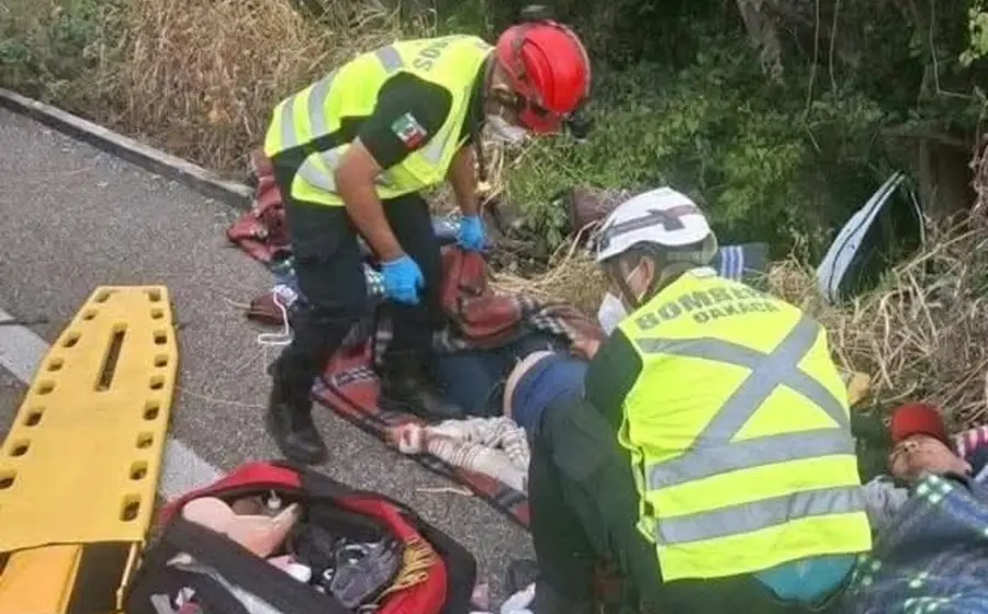 Imagen del fuerte accidente vehicular sufrido por la presidenta del DIF de María Lombardo, mostrando el vehículo afectado tras el percance.