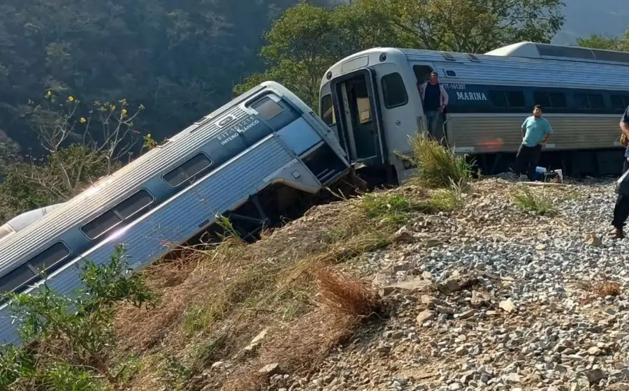 Escena del accidente del Tren Transístmico en Oaxaca, donde personal de la Fiscalía realiza las investigaciones correspondientes tras el descarrilamiento.