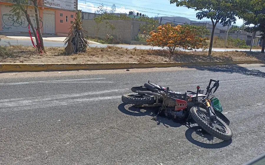 Escena de un accidente de motocicleta en una calle de Oaxaca, ilustrando el preocupante aumento de percances viales que se registran diariamente en la ciudad.