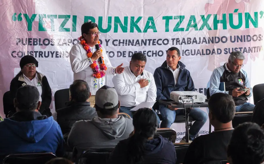 Adelfo Regino Montes, titular del INPI, durante la evaluación de avances del Plan de Desarrollo de los Pueblos Zapoteco y Chinanteco en Oaxaca.