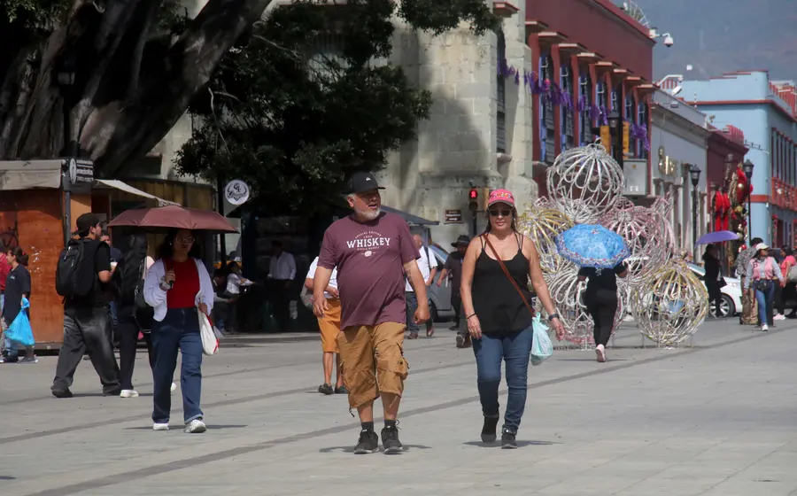 Una gran afluencia de turistas nacionales y extranjeros llega a la ciudad de Oaxaca para disfrutar de la temporada de invierno y las fiestas navideñas.