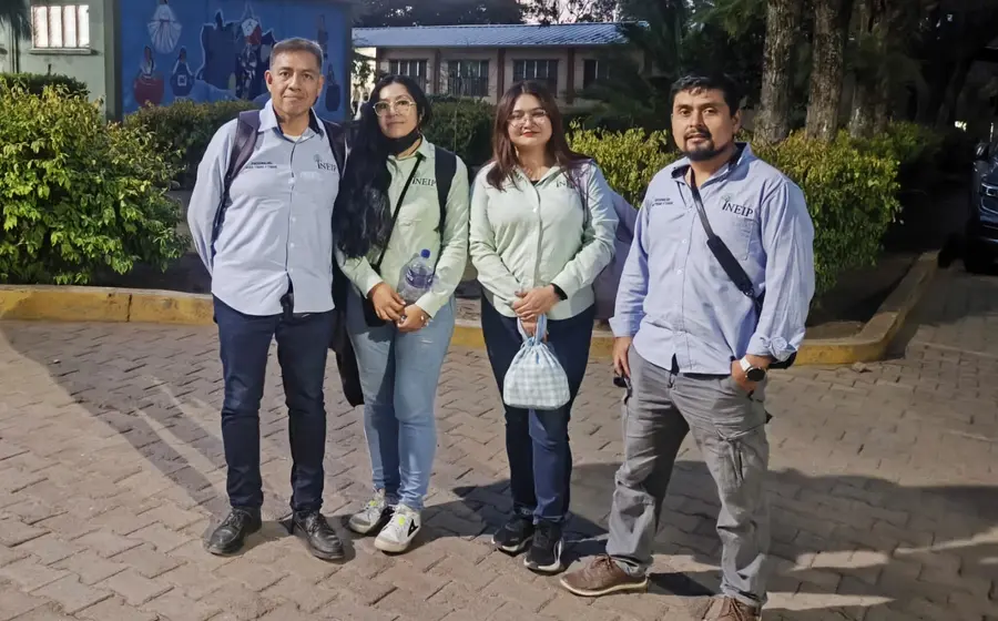 Una persona expresa su agradecimiento al personal de servicio por la atención pronta y eficiente que recibió de su parte.