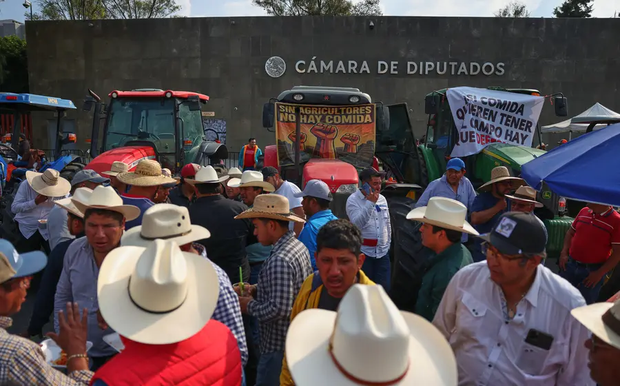 Un grupo de agricultores durante una protesta donde acusan incumplimiento de acuerdos y amenazan con bloquear carreteras en plena temporada navideña.