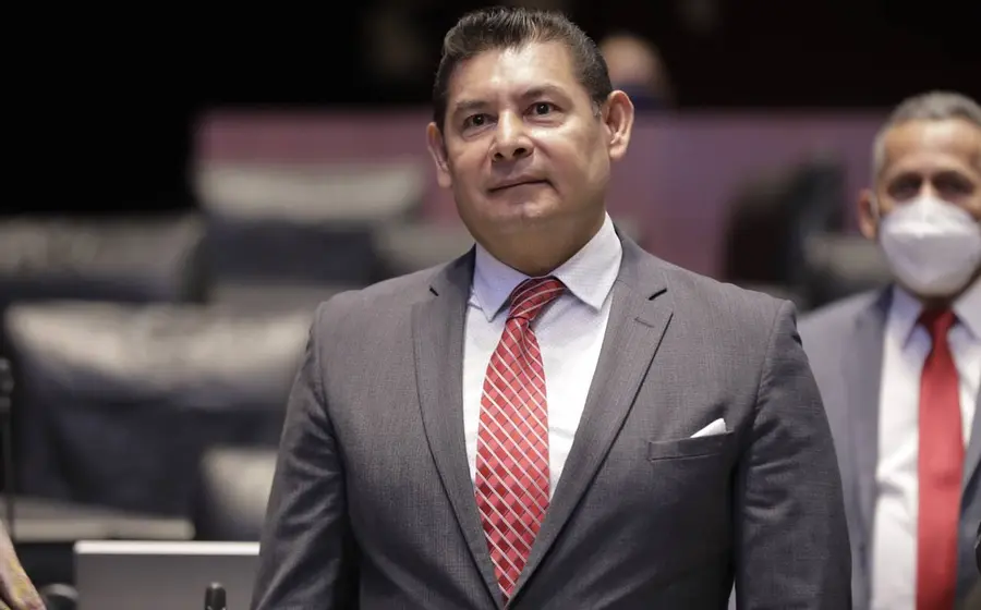 Retrato fotográfico de Alejandro Armenta Mier, quien se desempeña como el actual gobernador del estado de Puebla.