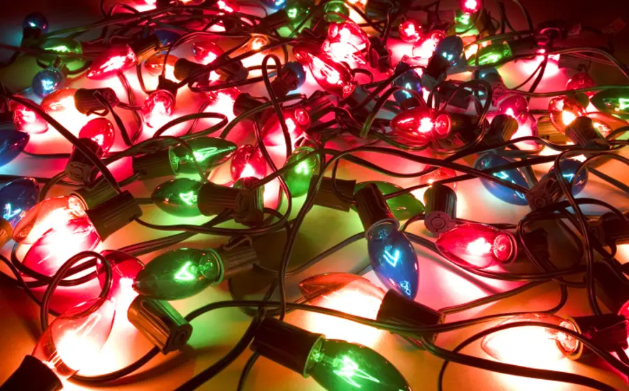 Imagen de advertencia sobre el riesgo de incendios en el hogar por el uso de luces navideñas piratas o de mala calidad durante diciembre.