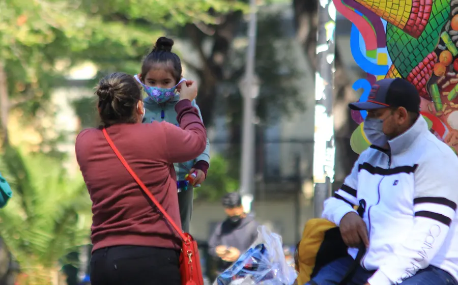 Una persona con síntomas de tos, representando la alerta sanitaria en Oaxaca por más de medio millón de casos de infecciones respiratorias.