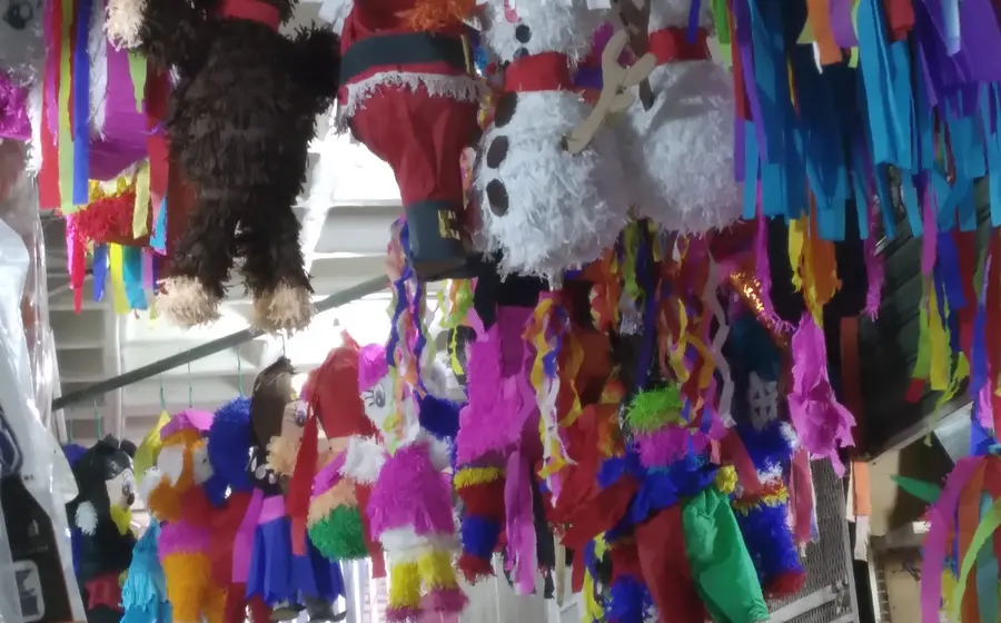 El ambiente navideño impulsa la actividad comercial en las calles y tiendas del primer cuadro de la ciudad de Tehuantepec.