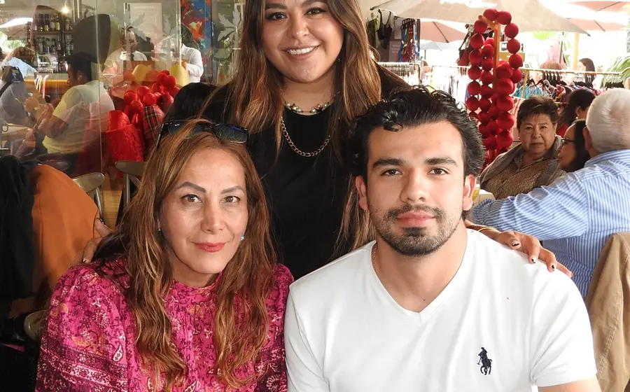 Ana Carolina Cruz, Patricia Bazán y Uziel Esqueda sonríen para la foto mientras disfrutan de una agradable tarde con un café.