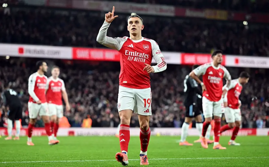Jugadores del Arsenal celebran un gol durante la contundente victoria por goleada contra el Aston Villa, asegurando el título de campeón de invierno.