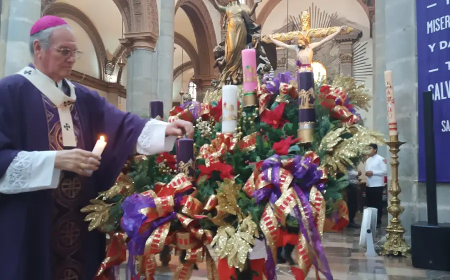 El arzobispo de Antequera-Oaxaca enciende la primera vela de la Corona de Adviento como parte de la preparación para el nacimiento de Cristo.