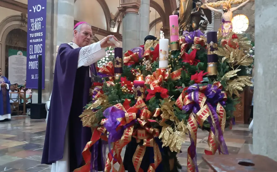 El arzobispo, portando su mitra, dirige un mensaje a los fieles para prepararse espiritualmente y buscar la conversión del alma.