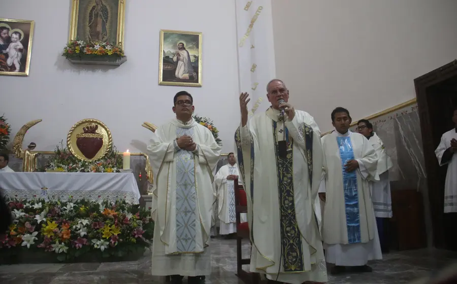 El arzobispo de Antequera-Oaxaca, Pedro Vázquez Villalobos, oficia la misa en la Iglesia de Guadalupe, pidiendo por la paz.