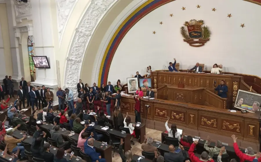 La Asamblea Nacional de Venezuela posterga una investigación sobre ataques de EE.UU., que se basará en un artículo del Washington Post.