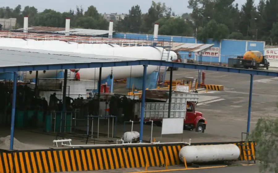 La agencia ASEA realiza una inspección en una estación de combustible para verificar permisos vigentes y atender el rezago en materia ambiental del sector.