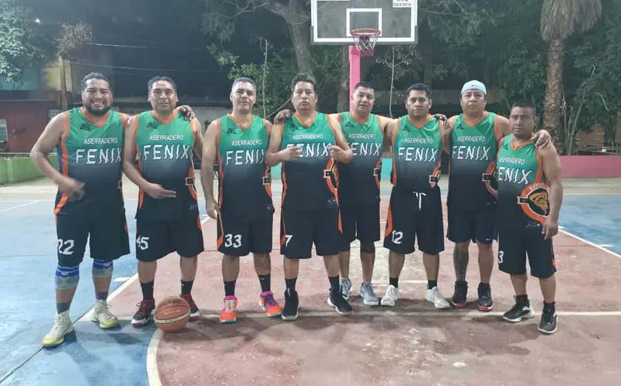 El equipo de Aserradero Fénix celebra con entusiasmo su victoria tras coronarse campeones en la final del torneo local de fútbol.